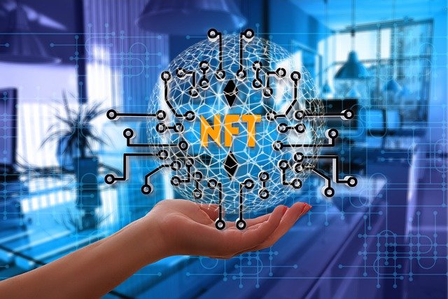 Arte digital mostrando uma mão segurando um emaranhados de bits com NFT no centro