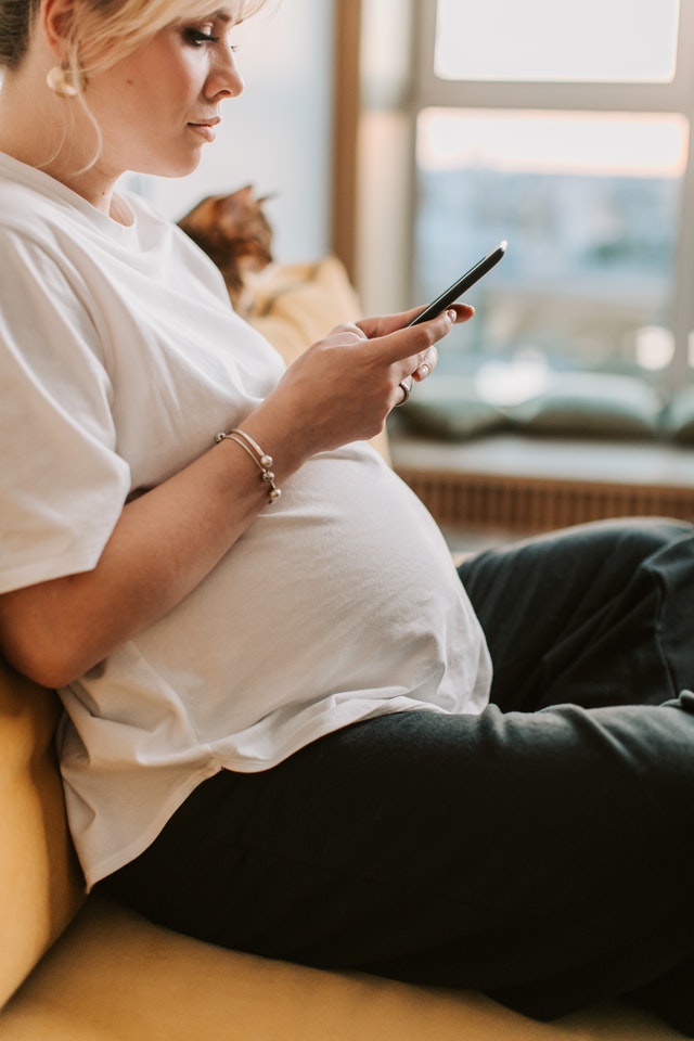 Mjlher grávida com celular