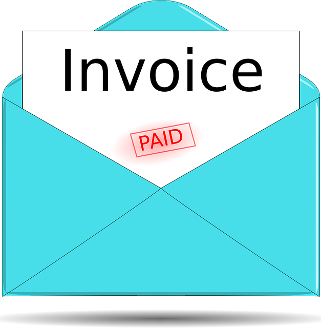 Envelope aberto com uma invoice