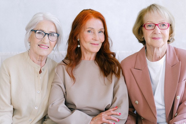 imagem de três mulheres idosas filha, mãe e avó