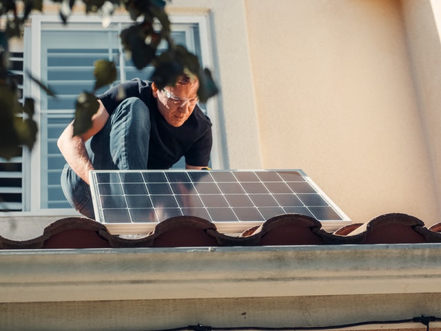Homem fazendo instalação de painel solar