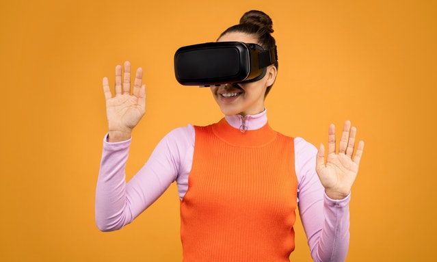 imagem de uma mulher usando óculos de realidade virtual