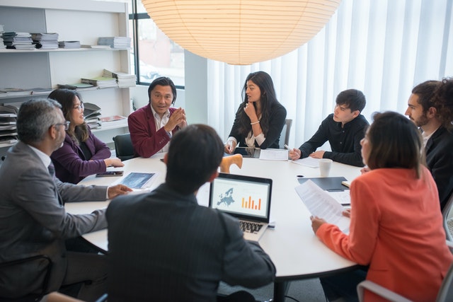 imagem de pessoas em reunião em uma mesa redonda