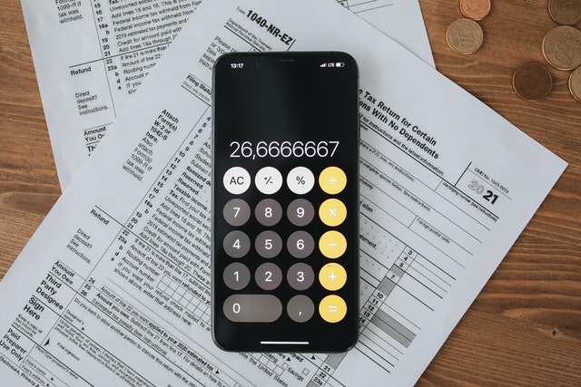 imagem de uma calculadora em cima de alguns documentos
