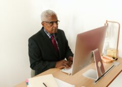 Imagem de homem idoso trabalhando no desktop