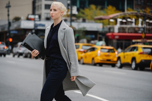 Imagem mulher de negócios elegante com pastas cruzando a estrada da cidade