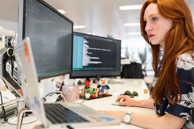 Imagem de mulher codificando no computador