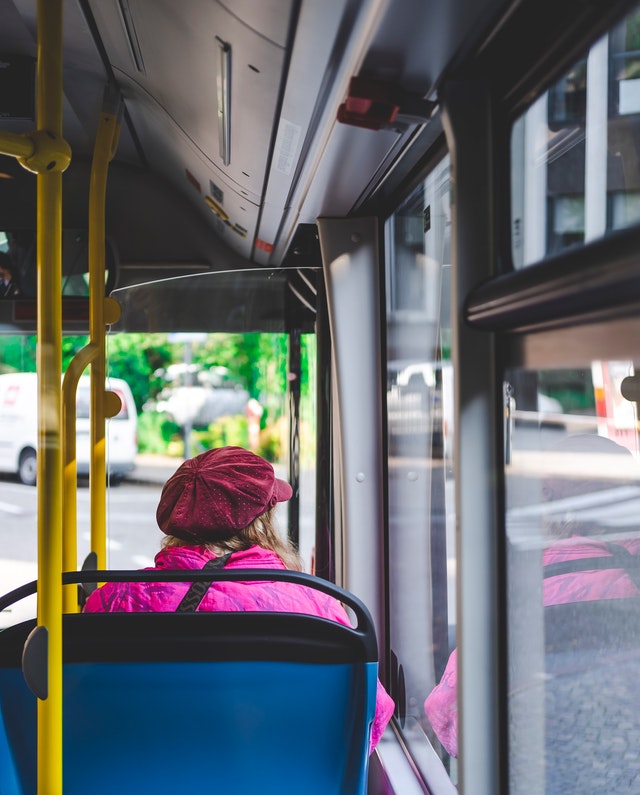 Imagem de mulher sentada dentro do ônibus