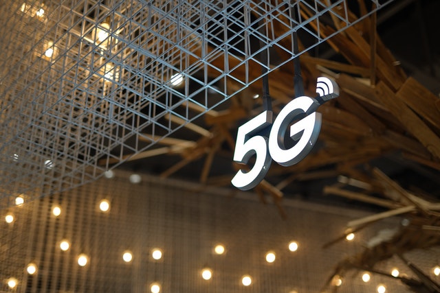 Imagem de "5G" suspenso em um stand