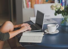 Imagem de uma mulher usando, em casa, laptop preto e prata